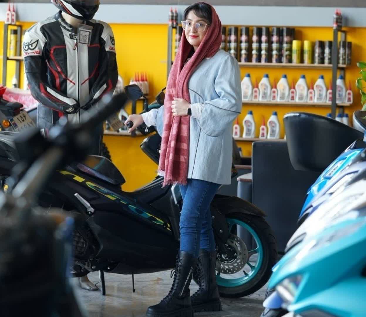 گواهینامه موتورسیکلت بانوان ۱۴۰۴ | شرایط، مراحل و هزینه‌ها